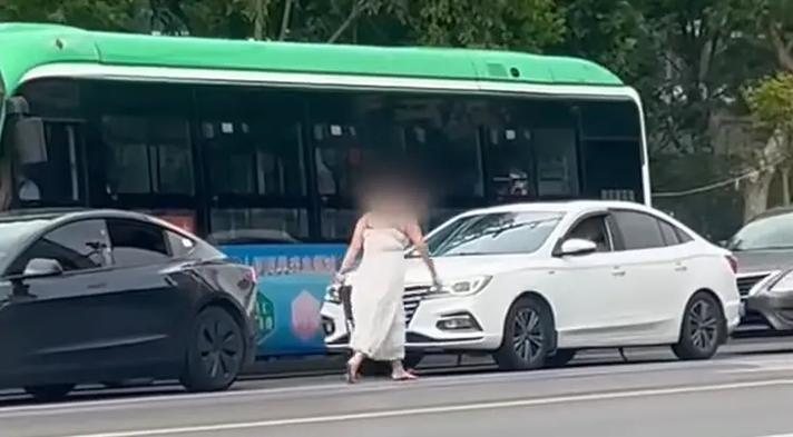 新澳正版资料大全免費和女子持械打砸多辆车与女子持械打砸多辆车视频